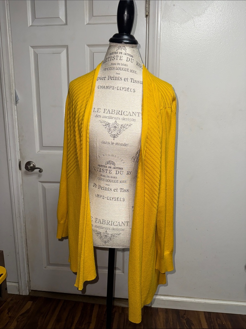 Women’s cardigan. 💛